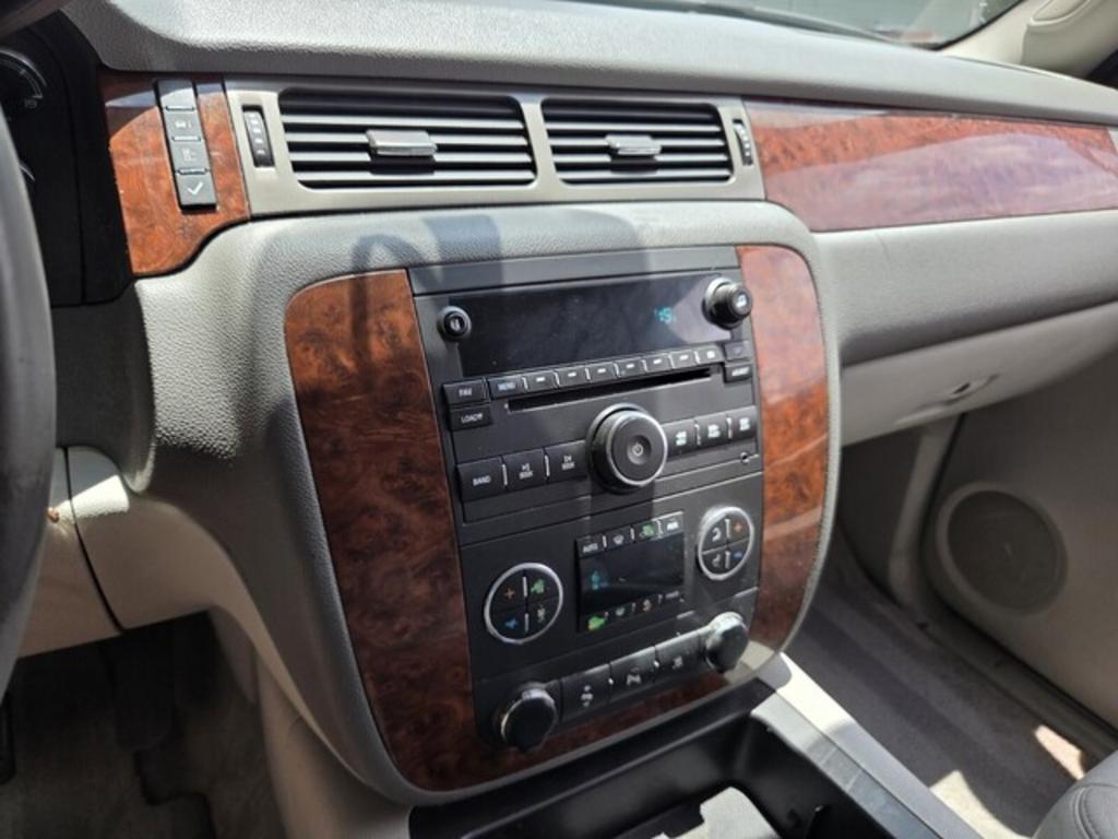 2008 Chevrolet Suburban LS - Photo 18