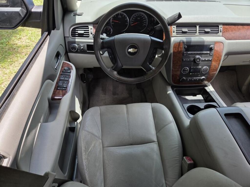2008 Chevrolet Suburban LS - Photo 7
